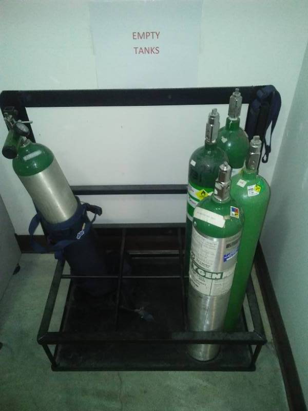 lot 512 image: Oxygen 2 tanks and holder