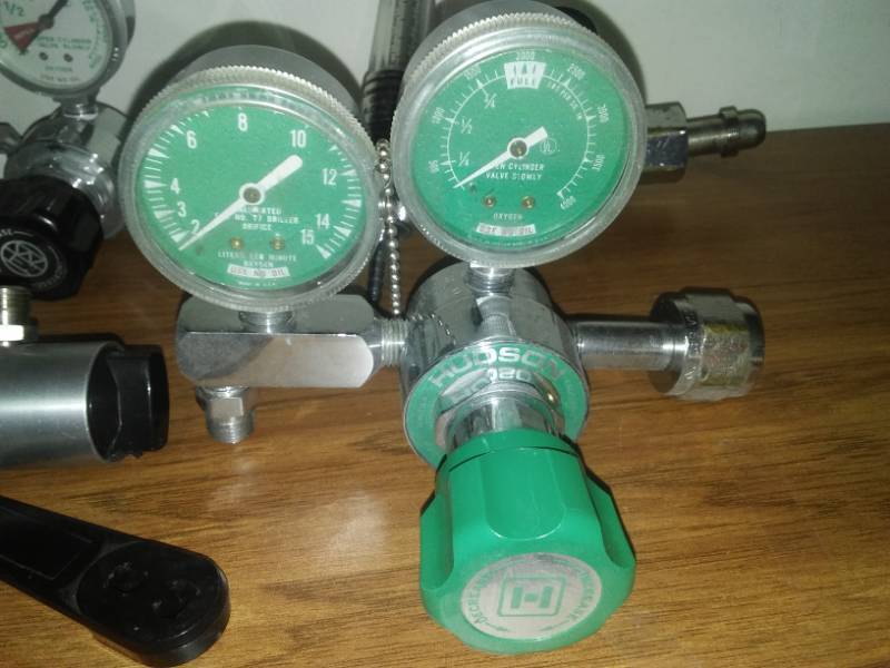lot 513 image: Oxygen controls  gauges  parts and more.