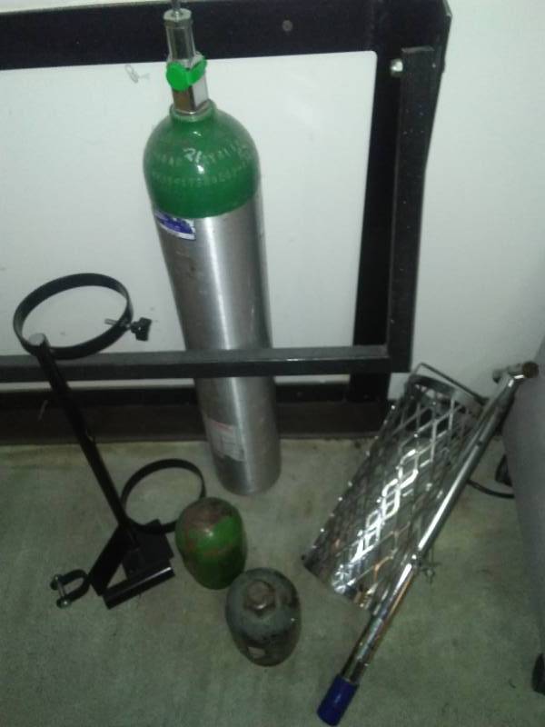 lot 514 image: Oxygen tank 4  accessories and more.
