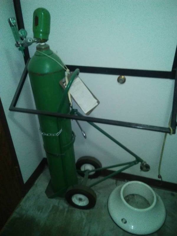 lot 516 image: Large oxygen tank