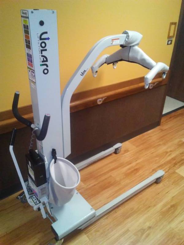 lot 420 image: Volaro patient lift PC450- includes three batteries charger