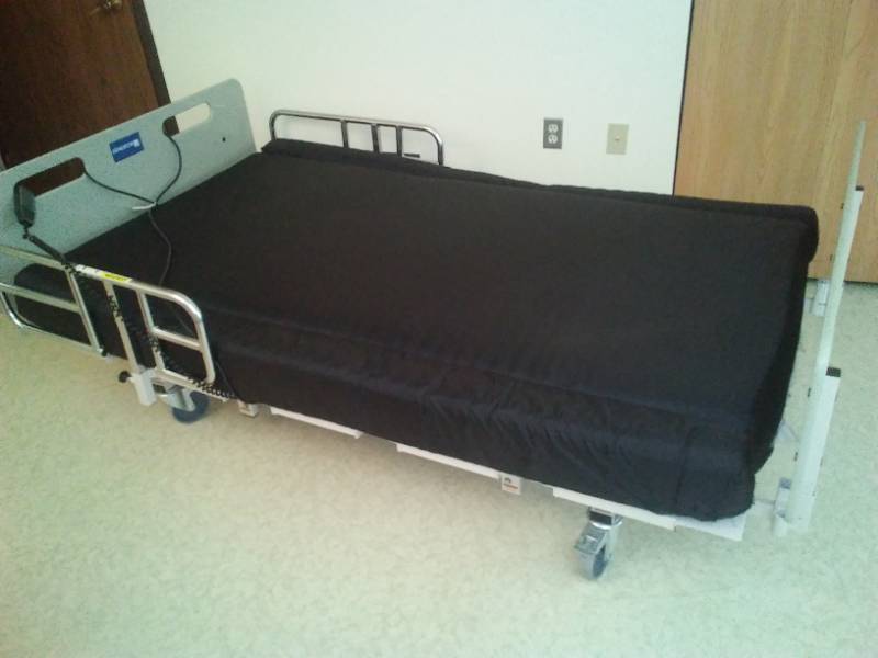 lot 529 image: Bariatric Bed, Extra Wide, Gendron Maxi Rest Model 4748SB-4880-F,