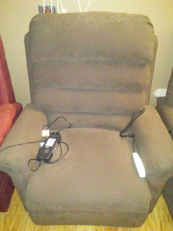 lot 622 image: Pride Lift Chair, Green, XL 350 lbs. Capacity, Excellent. 