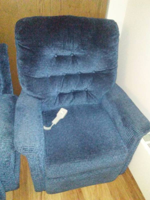 lot 802 image: Lift Chair, XL, Great, Blue color matches lot 803.