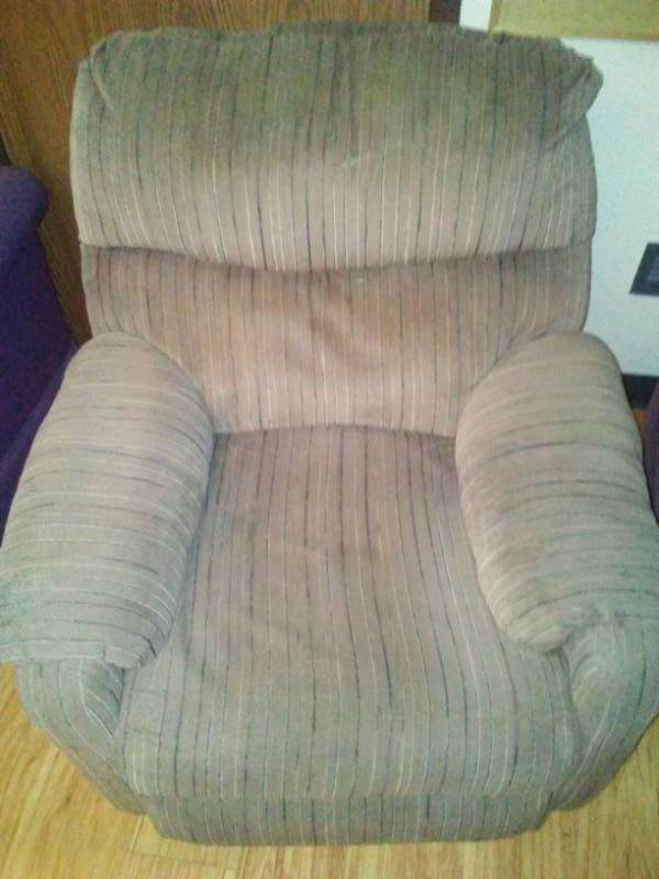 lot 806 image: Platform Lever handle Recliner, Green Stripe, cloth, some wear.