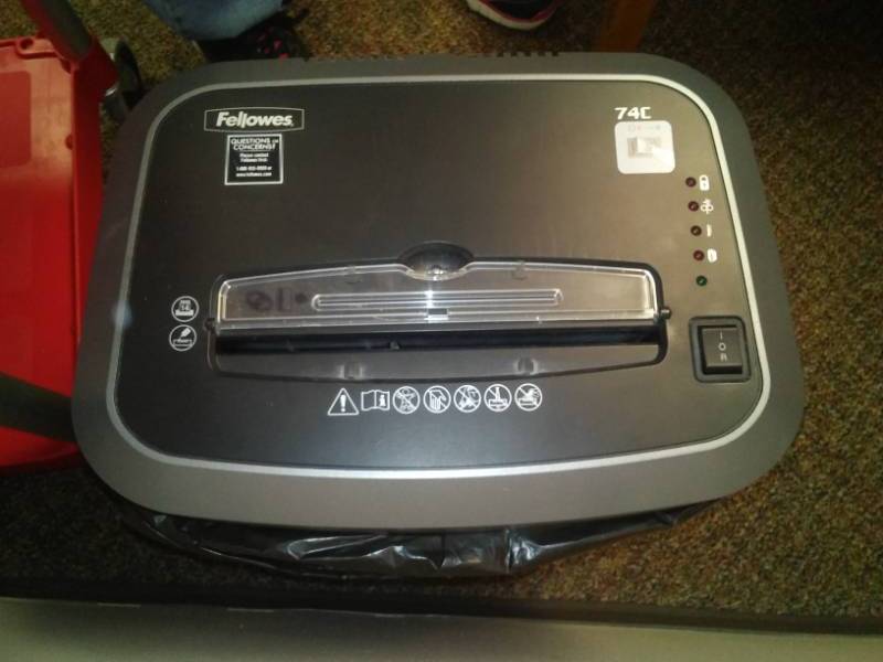 lot 821 image: Fellowes Paper Shredder, 74C $270 retail