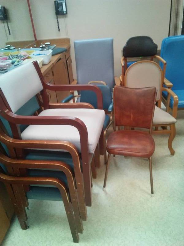 lot 822 image: 11 Random Chairs.