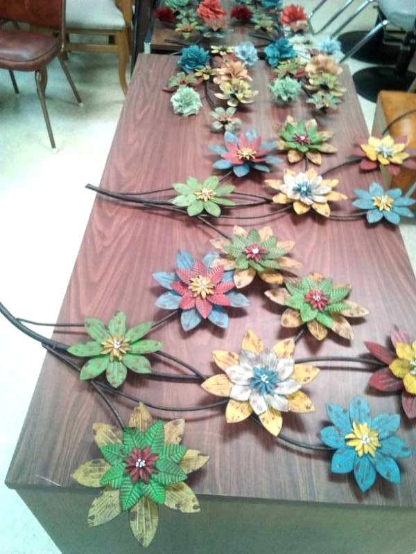lot 824 image: Metal and Cloth hanging Floral Dcor.