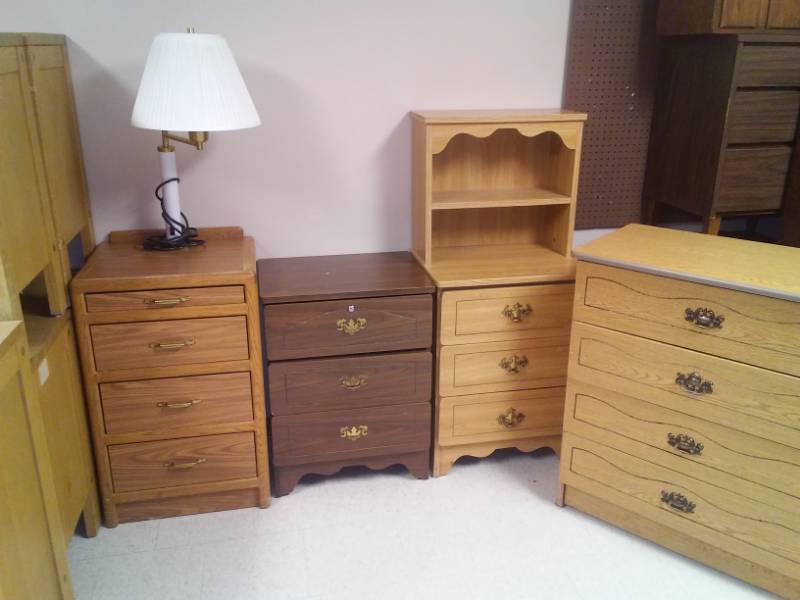 lot 829 image: 4 pieces of furniture, Oak, tall nightstand with built-in lamp.