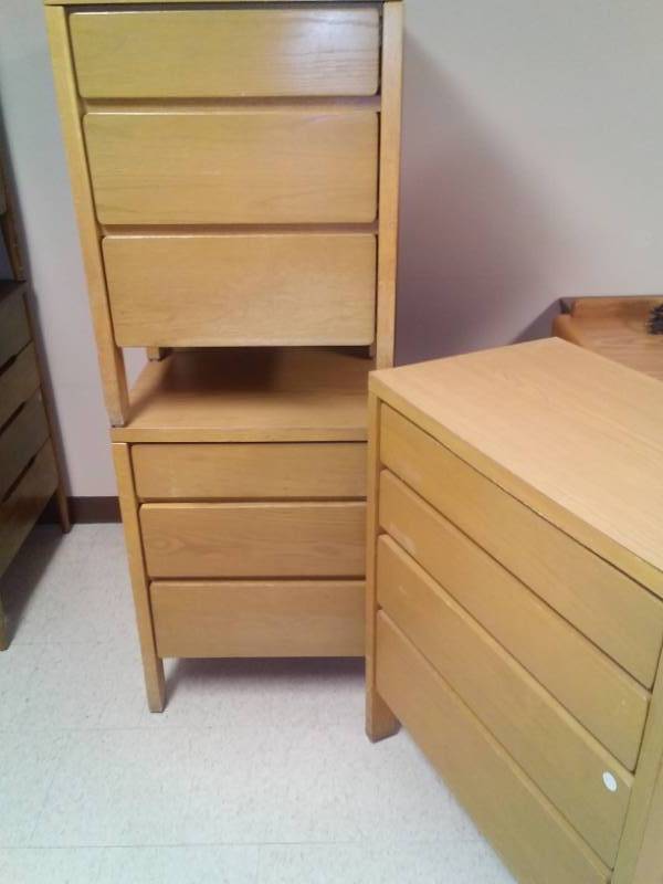lot 830 image: 5 blond Oak dresser and for nightstands.