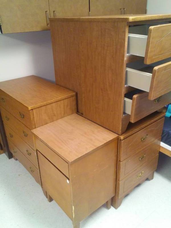 lot 833 image: 5 nightstands and one dresser. Wood with plastic Glide drawers.