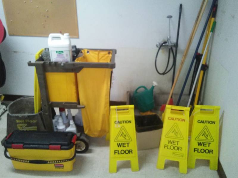 lot 835 image: Rubbermaid cart and more. Model 6183