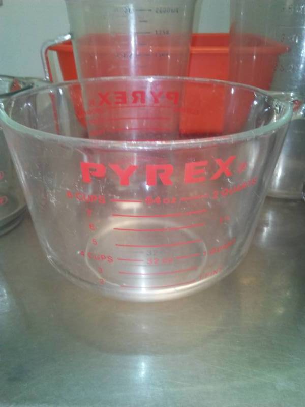 lot 847 image: 5 Measuring Bowls, sizes vary, Pyrex and more. Commercial Grade.