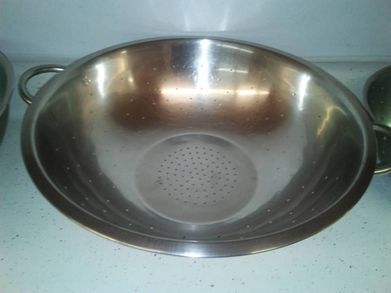 lot 857 image: 6 Stainless bowls and colanders.