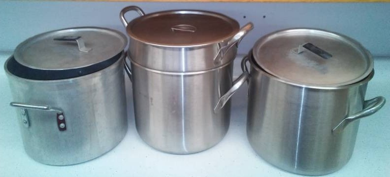 lot 669 image: 3 Pots, 2 heavy stainless and 1 cast aluminum.