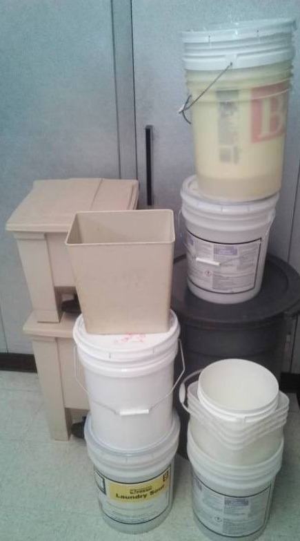 lot 671 image: Garbage Cans 5 gallon buckets and more.