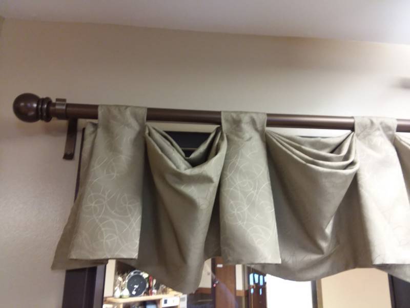 lot 360 image: Curtain rods - 6 complete sets. 