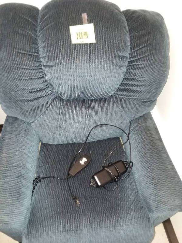 lot 570 image: Electric recliner, blue, like new, width 34 in