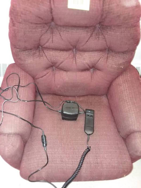 lot 572 image: Electric recliner, burgundy, Fair, 36 in.