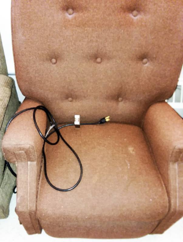 lot 573 image: Electric recliner, beige, Fair, 30 inch.