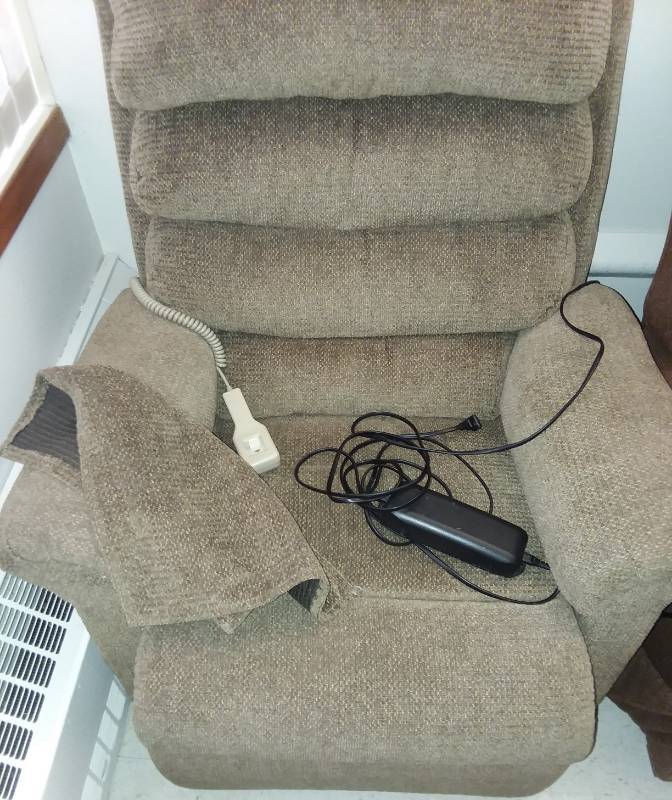 lot 574 image: Electric recliner, Sage  beige oh, good, 35 in.