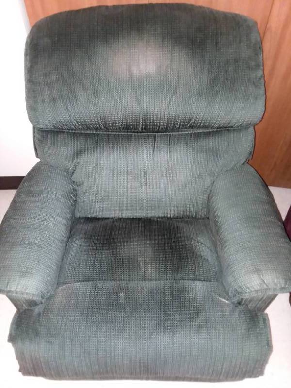 lot 576 image: Manual recliner  dark green, Fair width 36 in