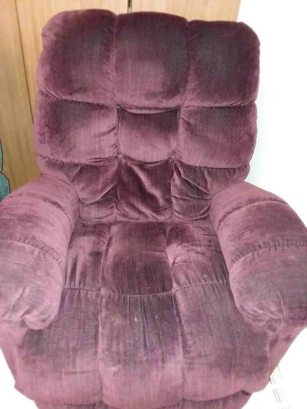 lot 575 image: Manual recliner - like new, excellent condition, deep Burgundy wine, width 39 in.