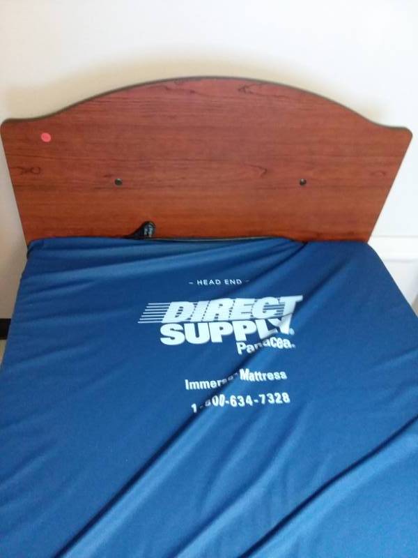 lot 581 image: Basic American Hospital Bed. Model 608-0143-544620