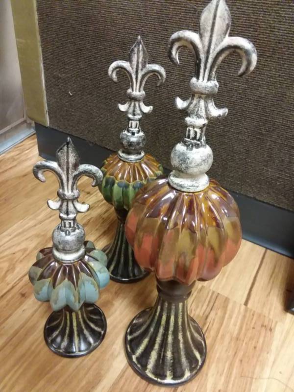 lot 588 image: Misc. Home Dcor (9) Faith Lamp, Welcome Winter.