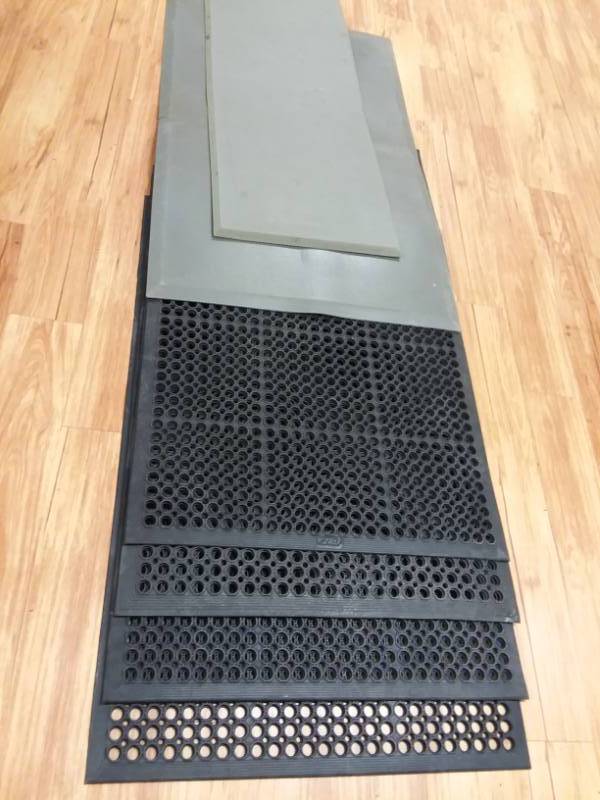 lot 655 image: All Purpose anti-slip rubber floor mats (4) Black  Gray