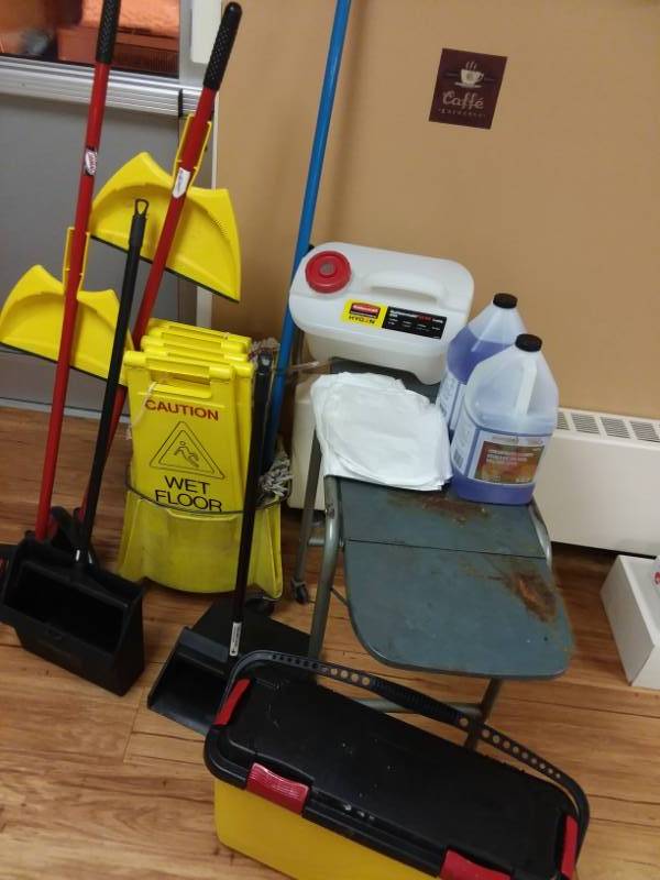 lot 657 image: Janitorial Supply Lot  Wet Floor Signs (5), R