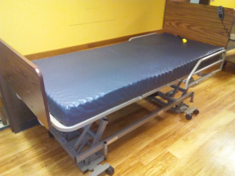 lot 539 image: Basic American Hospital Bed.  Model 6-5174-000