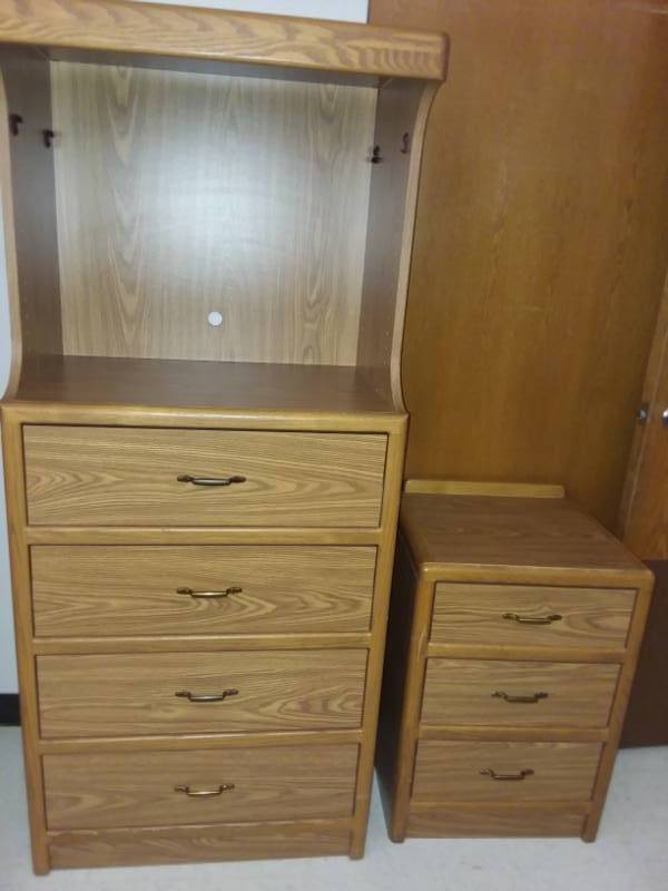 lot 613 image: Entertainment Dresser with 3 Drawer Night Stand
