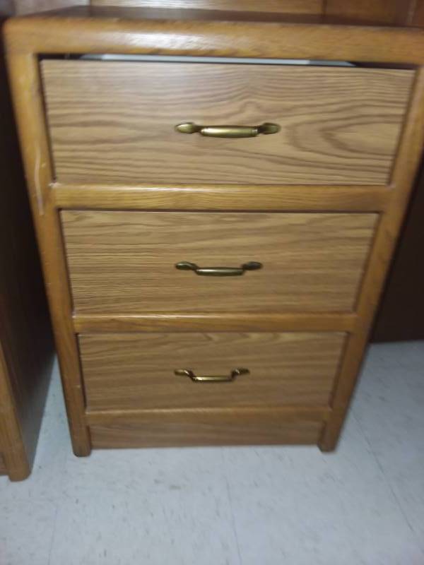 lot 560 image: Entertainment Dresser with 3 Drawer Night Stand.