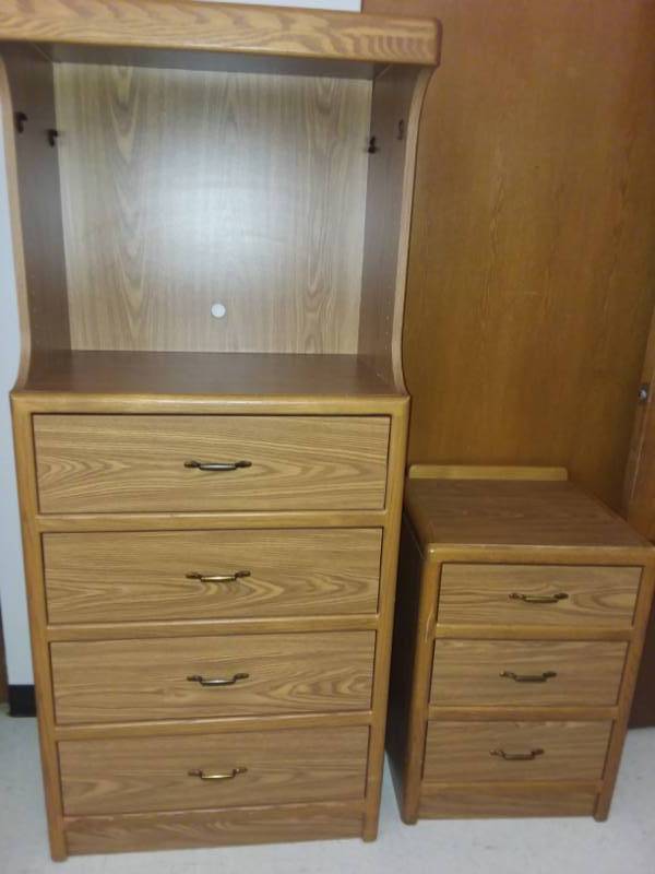 lot 562 image: Entertainment Dresser with 3 Drawer Night Stand.