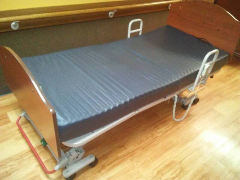 lot 527 image: Basic American Hospital Bed.  Model 608-0143-644620 Zenith II ZZ