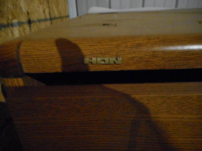lot 10 image: Desk