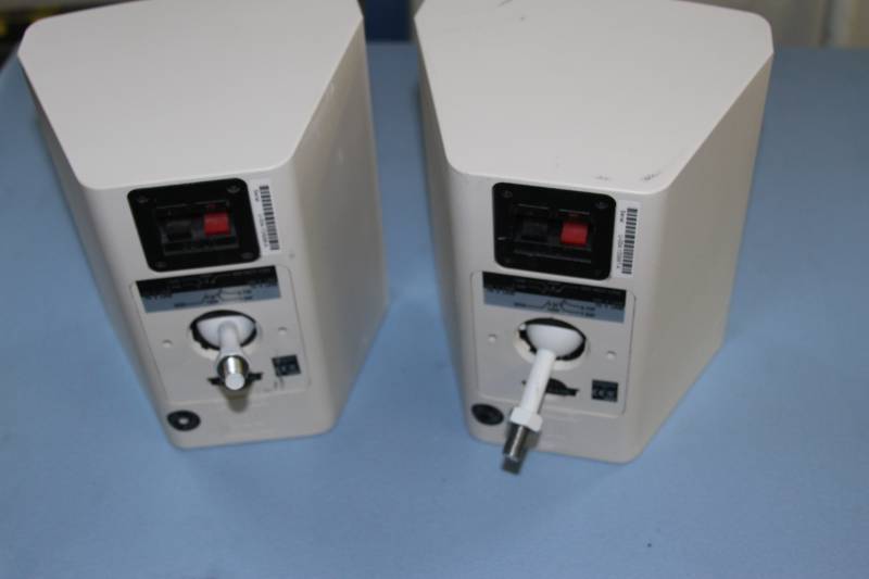 lot 114 image: Pair of JBL White Compact IndoorOutdoor Pro Audio Control 25 Speakers