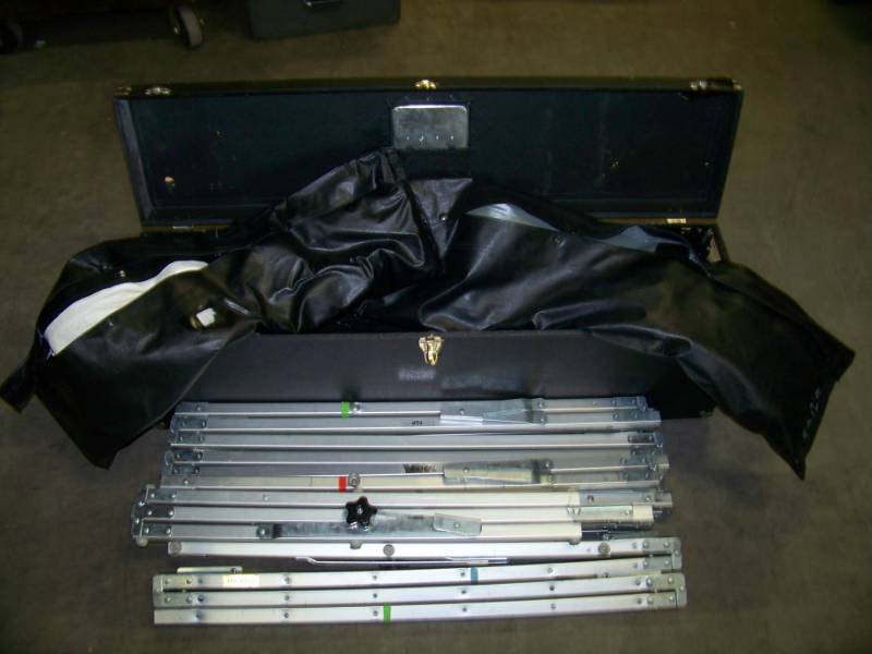 lot 171 image: 9 x 12, Fixed Projection Frame with Front and Rear Screens in Hard Sided Case