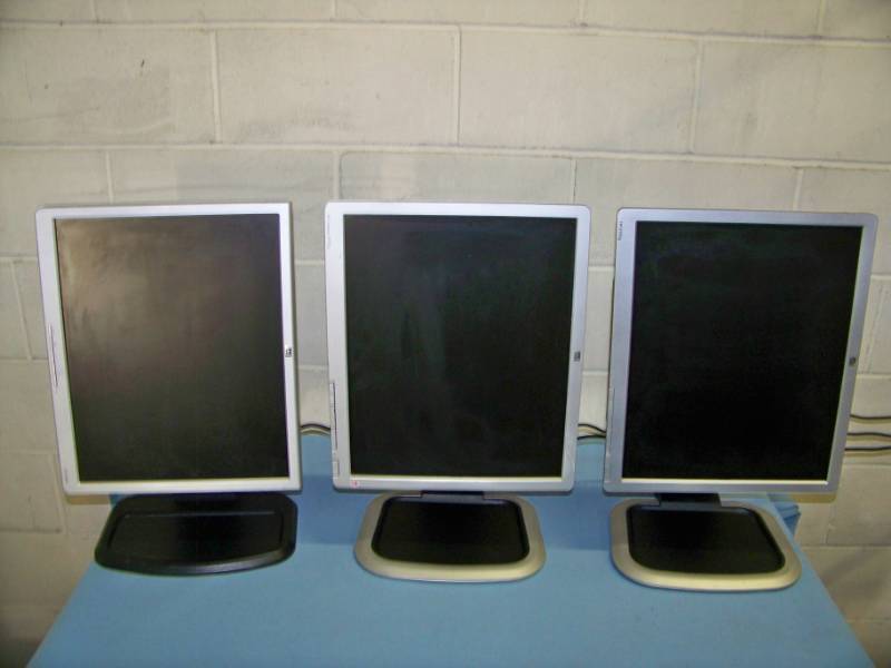 lot 128 image: (3) Hewlett Packard (HP), Computer  PC Monitors on Stands