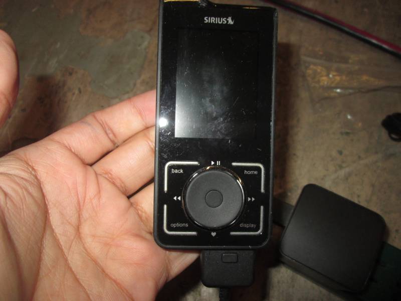 lot 243 image: Siletto 2 Sirius FM portable radio...