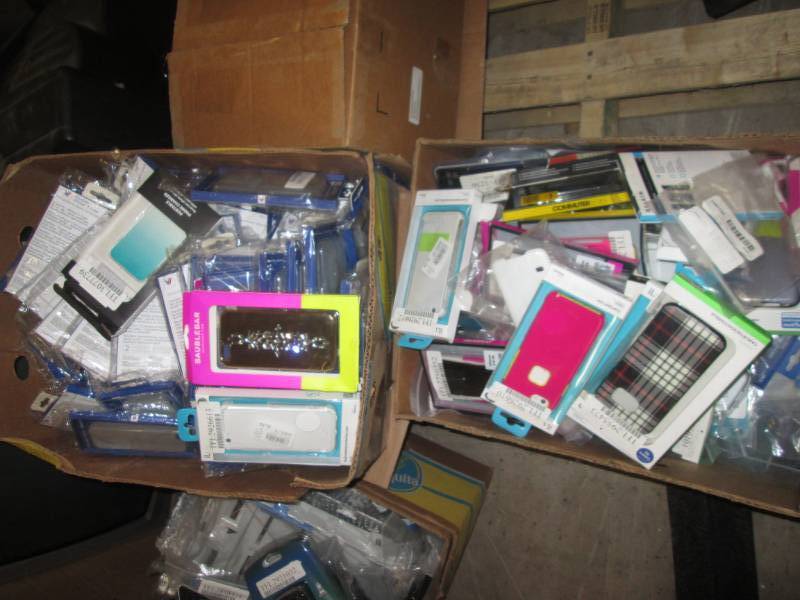 lot 249 image: Hugo lot of Cell phone cases great ...