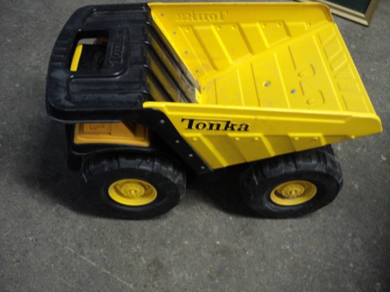lot 6 image: Tonka 19 x 11 x 12...
