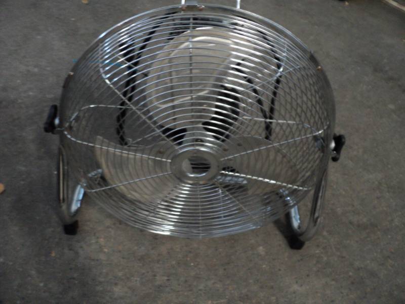 lot 18 image: Floor Fan- looks new 22 x 19...
