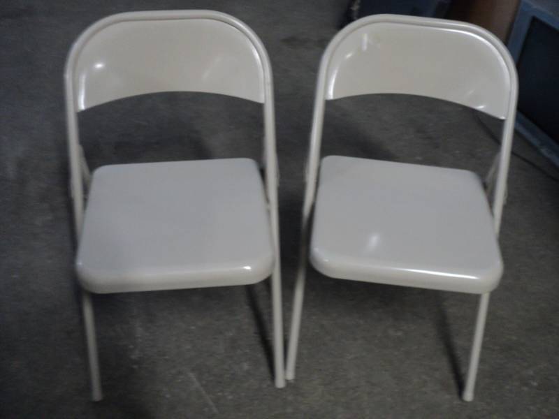 lot 9 image: 2 Folding Chairs...