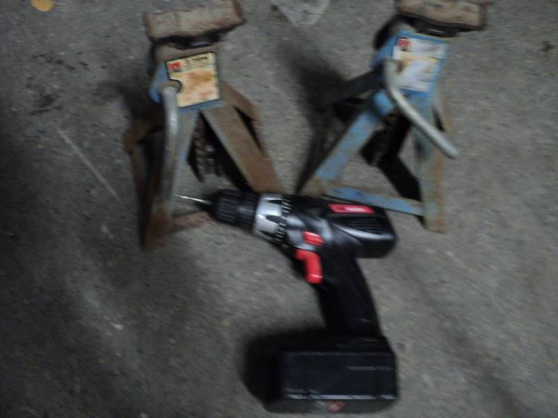 lot 62 image: 2 ton Jack stand and Drillmaster...