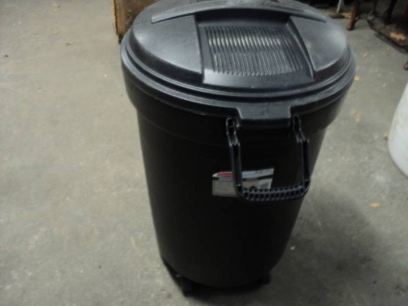 2 Rubbermaid 32 gallon Wheeled Trash Cans - Sherwood Auctions