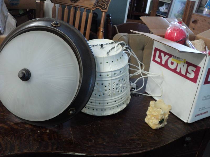 lot 106 image: 2 Lights and a box of Candles...