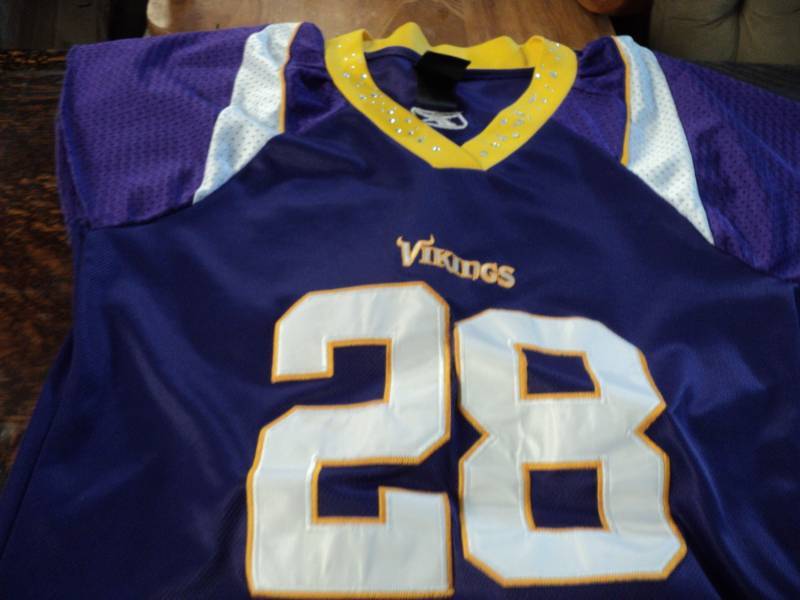 lot 110 image: Viking 28 Childs size M jersey...