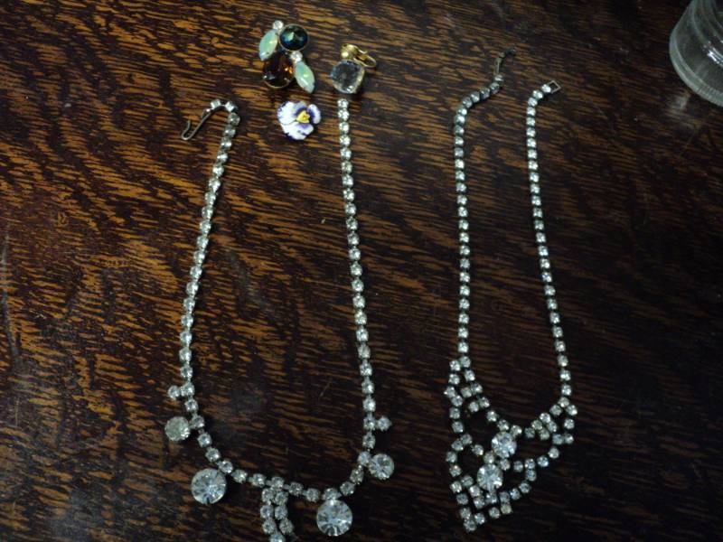 lot 112 image: Vintage Jewelry...